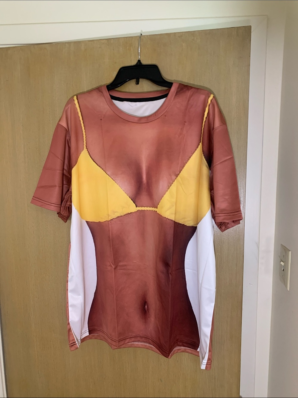 🤎ADULT NOVELTY TEE in Yellow and Brown🤎SIZE TAGS MISSING🤎🤎SEE MEASUREMENTS🤎